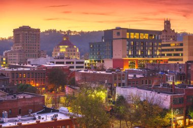 Asheville, Kuzey Carolina, ABD şehir merkezi alacakaranlıkta gökyüzü.