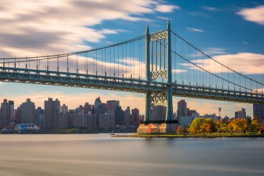 New York 'taki Robert F. Kennedy Köprüsü Doğu Nehri' ni Randalls Adası 'ndan Queens' e kadar kaplıyor..