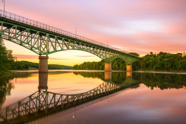 Augusta, Maine, ABD Kennebec Nehri manzaralı Memorial Köprüsü şafak vakti.