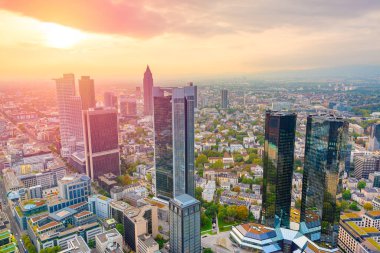 Frankfurt; Almanya alacakaranlıkta yukarıdan şehir manzarası.