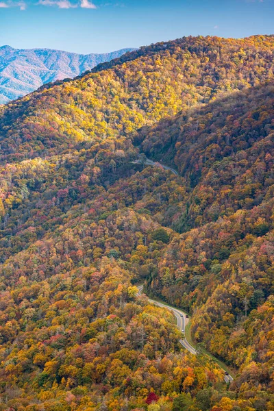 美国田纳西州大烟山国家公园俯瞰秋天新发现的山口 — 图库照片