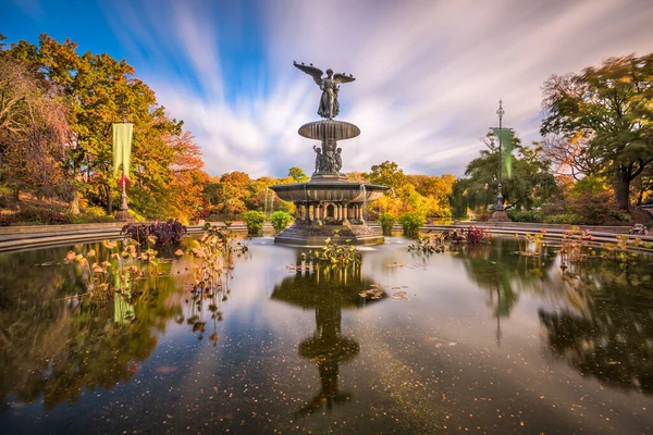 秋季期间在美国纽约州纽约市中央公园贝塞斯达露台 — 图库照片