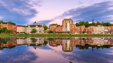 Augusta, Maine, ABD alacakaranlıkta Kennebec Nehri üzerinde ufuk çizgisi.