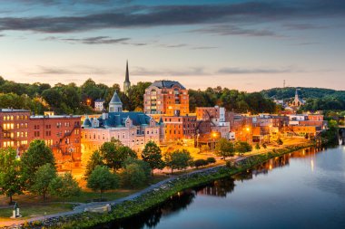 Augusta, Maine, ABD alacakaranlıkta Kennebec Nehri üzerinde ufuk çizgisi.