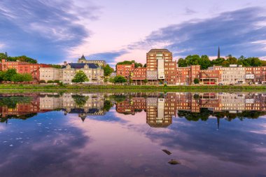 Augusta, Maine, ABD alacakaranlıkta Kennebec Nehri üzerinde ufuk çizgisi.