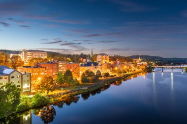 Augusta, Maine, ABD alacakaranlıkta Kennebec Nehri üzerinde ufuk çizgisi.