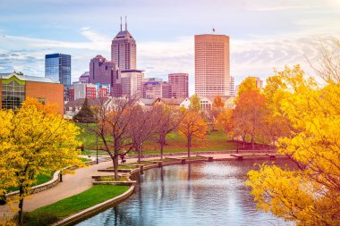 Indianapolis, Indiana, ABD nehir yürüyüşü ve alacakaranlıkta gökyüzü..