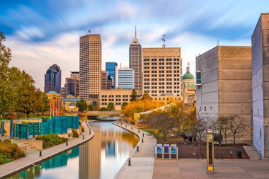 Indianapolis, Indiana, ABD sonbaharda alacakaranlıkta gökyüzü ve kanal.