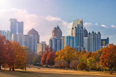 Atlanta, Georgia, ABD. Sonbaharda öğleden sonra Piedmont Park 'tan gökyüzü..