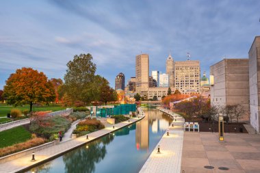 Indianapolis, Indiana, ABD sonbaharda alacakaranlıkta gökyüzü ve kanal.