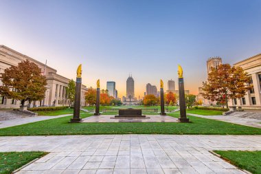 Indianapolis, Indiana, ABD anıtları ve alacakaranlıkta şehir merkezi silüeti.
