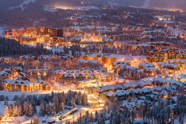 Breckenridge, Colorado, ABD kasabası kışın alacakaranlıkta ufuk çizgisi.