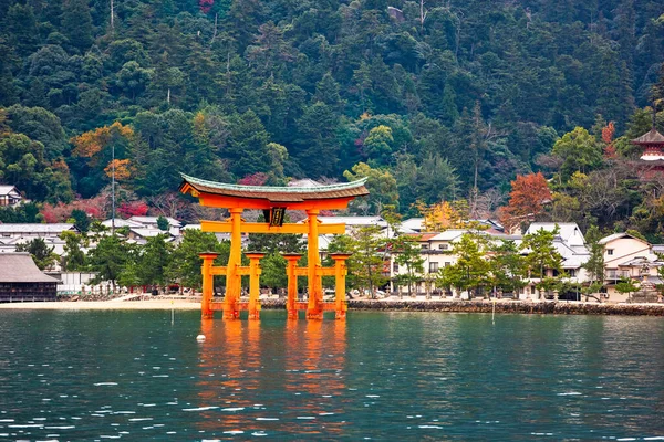 Itsukushima Szentély Otorii Kapu Vízből Miyajima Szigetén Hiroshimában Japánban Felirat — Stock Fotó