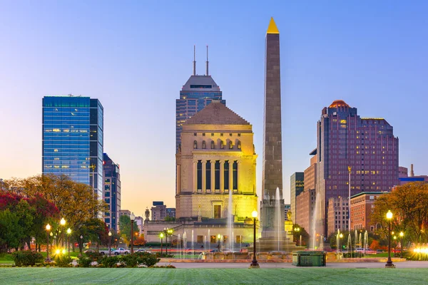 Indianapolis Indiana Usa Kriegsdenkmäler Und Skyline Der Dämmerung — Stockfoto