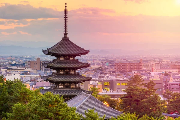 日本の塔と夕暮れ時の街並み — ストック写真