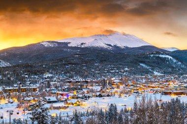 Breckenridge, Colorado, ABD kasabası kışın alacakaranlıkta ufuk çizgisi.