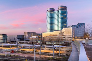 Utrecht, Hollanda tren istasyonu platformları üzerinde şafak vakti şehir manzarası.