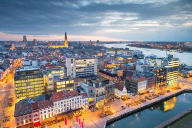 Antwerp, Belçika Alacakaranlıkta yukarıdan.