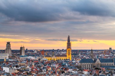 Antwerp, Belçika Alacakaranlıkta yukarıdan.