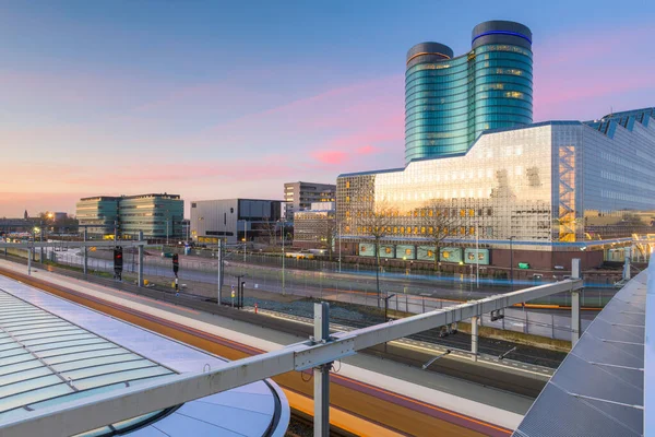 Utrecht Holanda Paisagem Urbana Sobre Plataformas Estações Ferroviárias Amanhecer — Fotografia de Stock