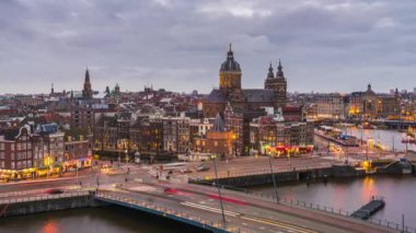 Amsterdam, Hollanda şehir manzarası ve Aziz Nicholas Bazilikası ile Eski Merkez Bölgesi üzerindeki köprüler.