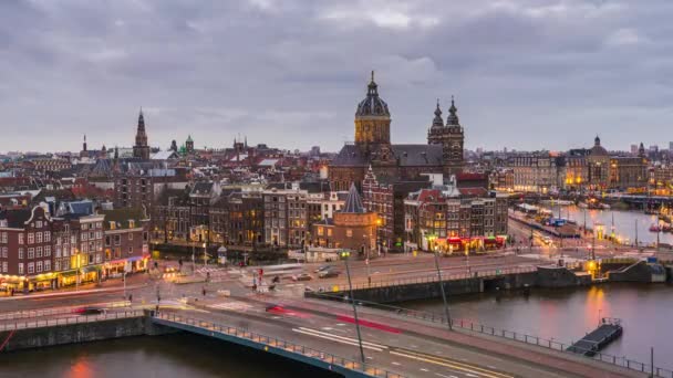 암스테르담 네덜란드의 경관과 중앙부를 가로지르는 니콜라우스 바실리카 — 비디오