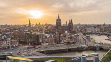 Amsterdam, Hollanda şehir manzarası ve Aziz Nicholas Bazilikası ile Eski Merkez Bölgesi üzerindeki köprüler.