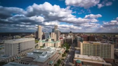 Indianapolis, Indiana, ABD şehir merkezi öğleden sonra Eyalet Binası ile gökyüzü.