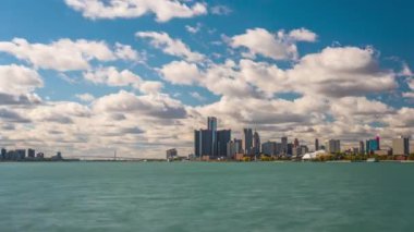 Detroit, Michigan, ABD Detroit Nehri üzerinde şehir merkezi silueti.