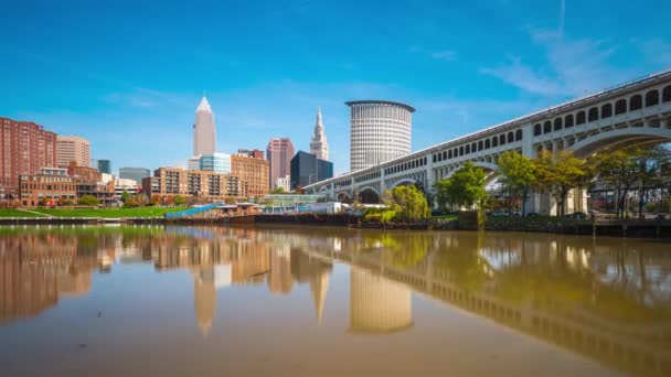 Cleveland Ohio Usa Skyline Céntrico Río Cuyahoga Por Tarde — Vídeo de stock