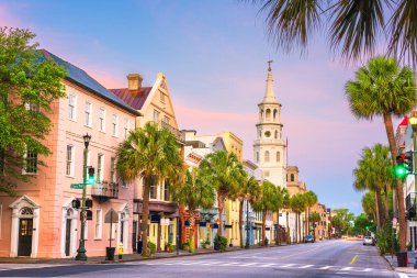 Charleston, Güney Carolina, ABD alacakaranlıkta Fransız Mahallesi 'nde.