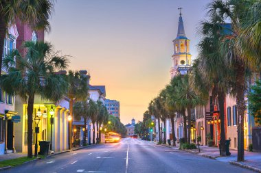Charleston, Güney Carolina, ABD alacakaranlıkta Fransız Mahallesi 'nde.