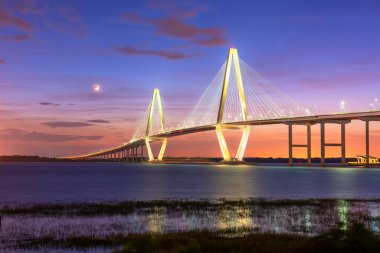 Charleston, Güney Carolina, ABD Arthur Ravenel Jr. köprüsünde alacakaranlıkta.
