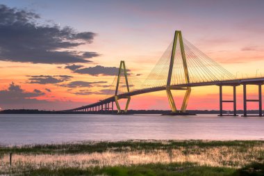 Charleston, Güney Carolina, ABD Arthur Ravenel Jr. köprüsünde alacakaranlıkta.