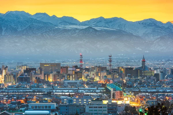黎明时分 日本市中心的天际线与太山相连 — 图库照片