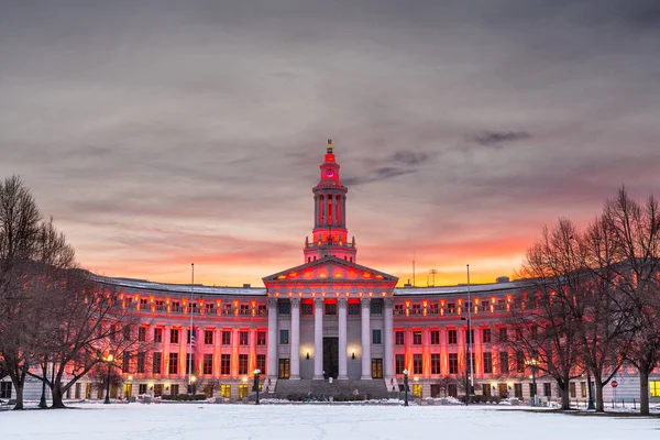 コロラド州デンバー冬の夕暮れ時にアメリカの都市と郡庁舎 — ストック写真