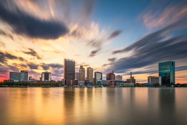 Toledo Ohio Usa Belvárosi Városkép Maumee Folyón Alkonyatkor — Stock Fotó