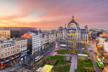 Antwerp, Belçika şehir merkezi Centraal tren istasyonundan şafağa kadar..