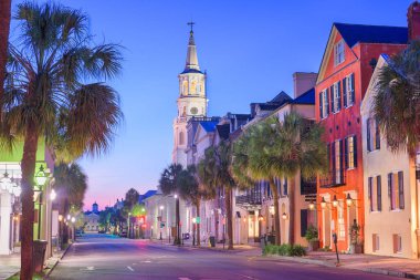 Charleston, Güney Carolina, ABD alacakaranlıkta Fransız Mahallesi 'nde.