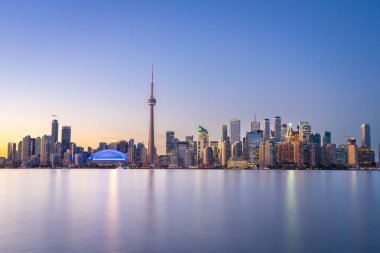 Toronto, Ontario, Kanada Alacakaranlıkta Ontario Gölü manzarası.