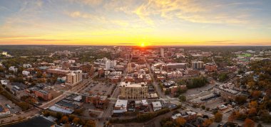 Ann Arbor, Michigan, ABD üniversite kasabası alacakaranlıkta ufuk çizgisi.