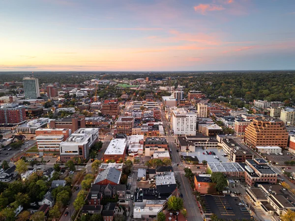 Ann Arbor, Michigan, ABD üniversite kasabası alacakaranlıkta ufuk çizgisi.