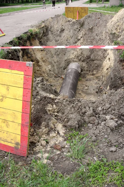 Вырыта яма для канализационных труб, закрытая зона, ограничение движения — стоковое фото