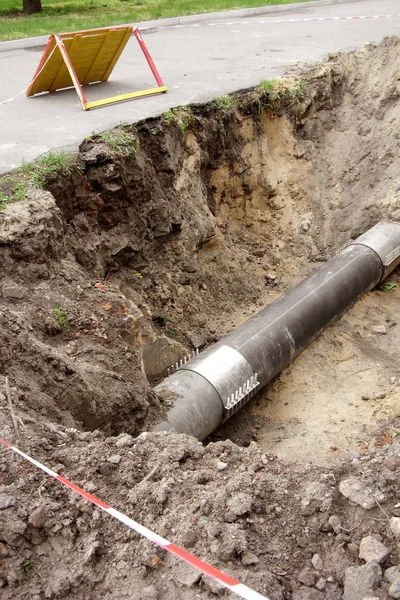 Вырыта яма для канализационных труб, закрытая зона, ограничение движения — стоковое фото
