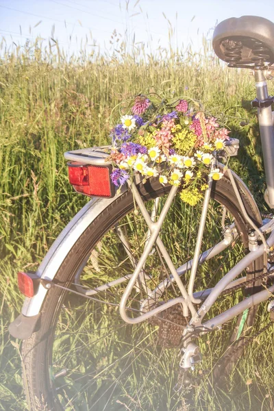 Buquê Flores Silvestres Rack Bicicleta Campo Trigo Filtro Aplicado — Fotografia de Stock