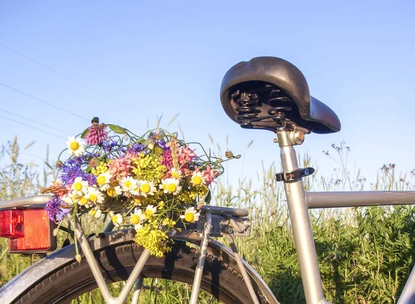 Buquê Flores Silvestres Rack Bicicleta Campo Trigo Filtro Aplicado — Fotografia de Stock