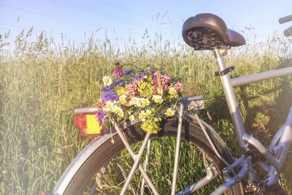 Bukiet Kwiatów Dzikiego Uchwyt Rowerowy Polu Pszenicy Filtr Jest Stosowany — Zdjęcie stockowe