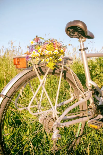 Buquê Flores Silvestres Rack Bicicleta Campo Trigo Filtro Aplicado — Fotografia de Stock