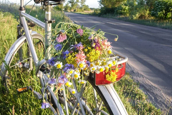 Букет Полевых Цветов Багажнике Велосипеда Возле Шоссе Применяется Фильтр — стоковое фото