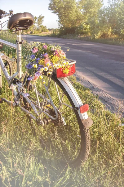 Букет Полевых Цветов Багажнике Велосипеда Возле Шоссе Применяется Фильтр — стоковое фото